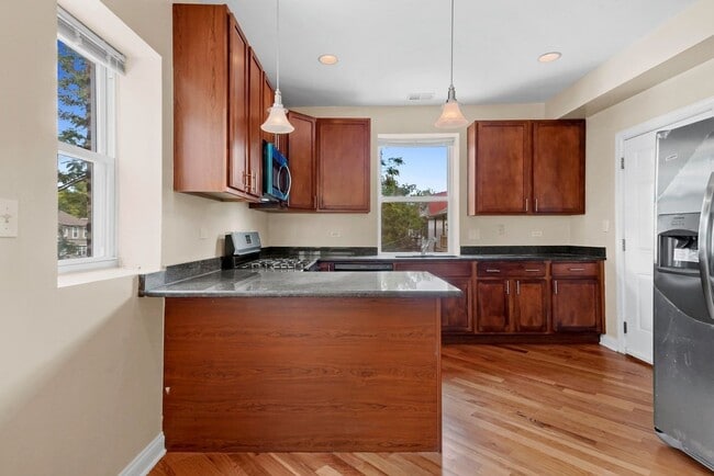 Building Photo - Spacious 2BR/2BA Rogers Park Condo with In-Unit Laundry & Central Air