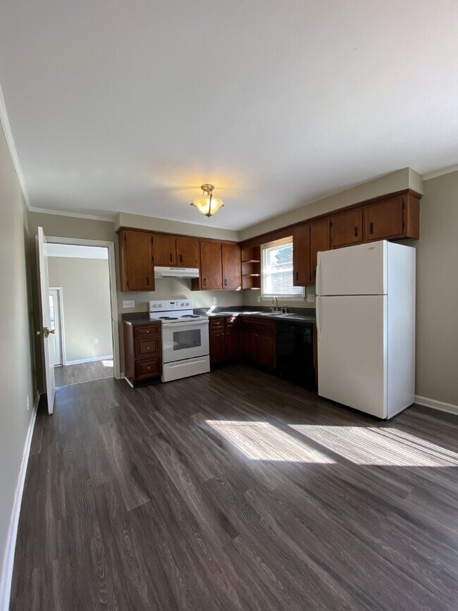 Building Photo - 1509 PINETREE DR