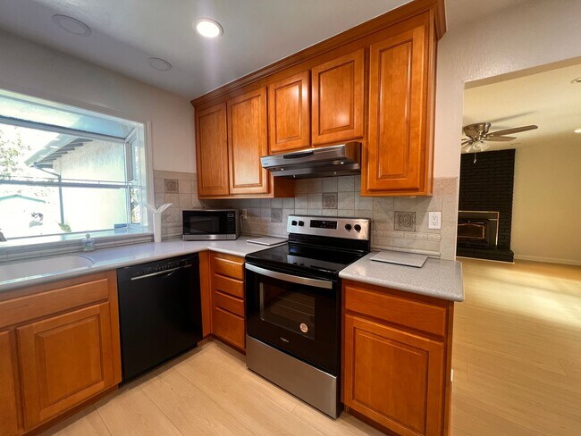 Building Photo - Discover Your Dream Home in Pittsburg, CA
