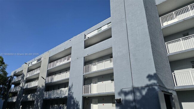 Building Photo - 9359 Fontainebleau Blvd