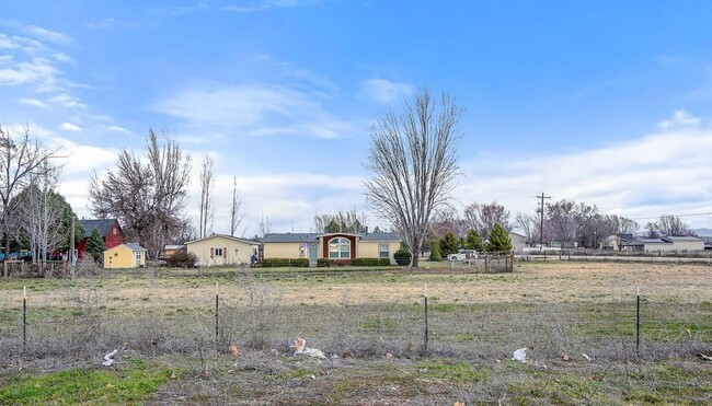 Building Photo - Country living, close to town!!!