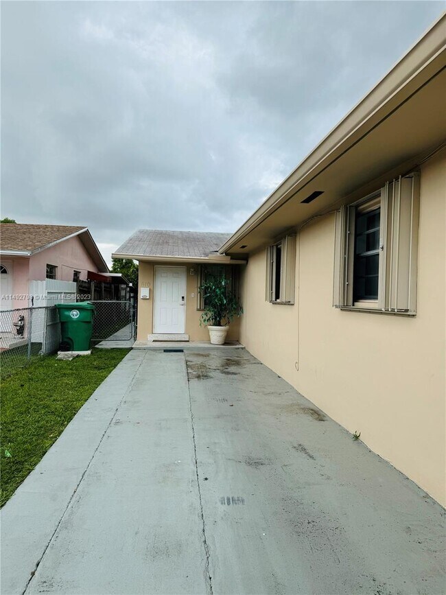 Foto del edificio - 610 NW 43rd Ct