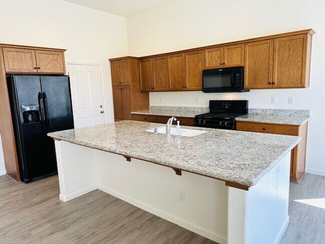 Foto del edificio - $2,250 Locan & Ashlan, 3 Bedroom - E. Giav...