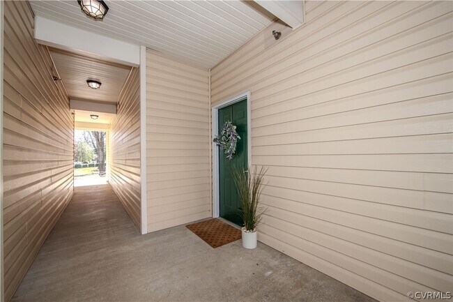 Building Photo - 9421 Links Ln
