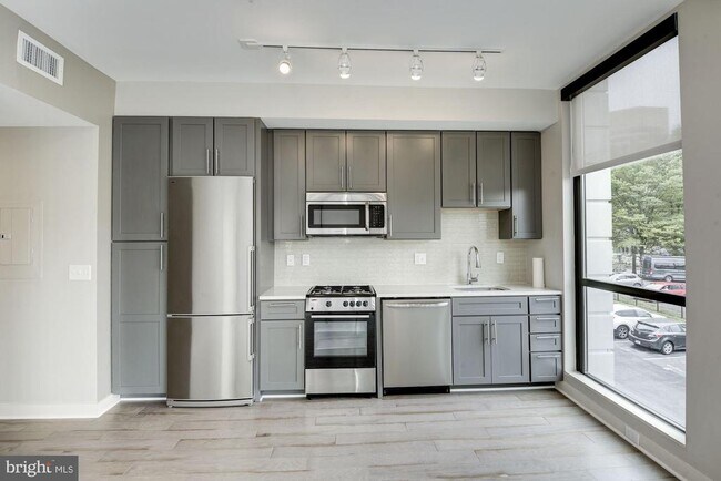 Building Photo - 1320 Fenwick Ln