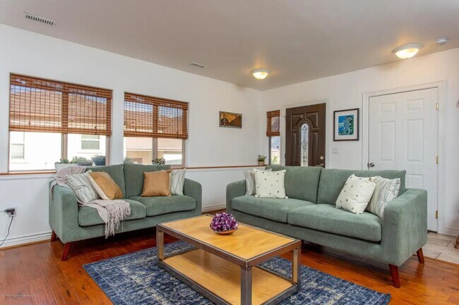 Building Photo - 128 Castle Ridge Dr