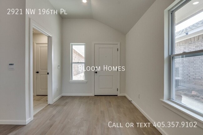 Foto del edificio - 2921 NW 196th Pl