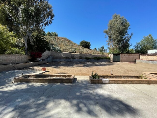 Building Photo - 1657 Cayton Ave