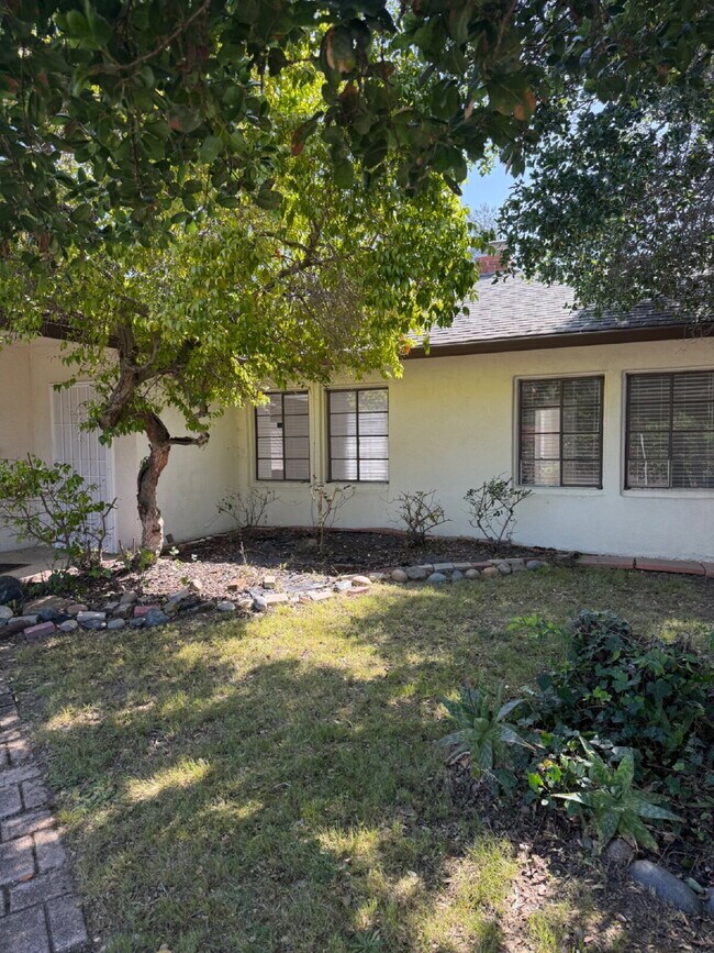 Foto del edificio - Beautiful 2-bedroom, 1-bathroom home in Castro Valley
