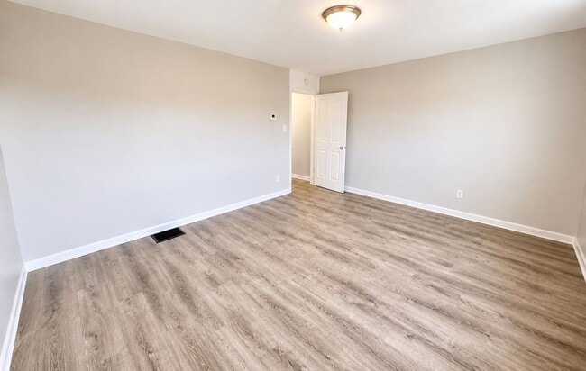 Photo - 517 E Railroad Ave Apartment