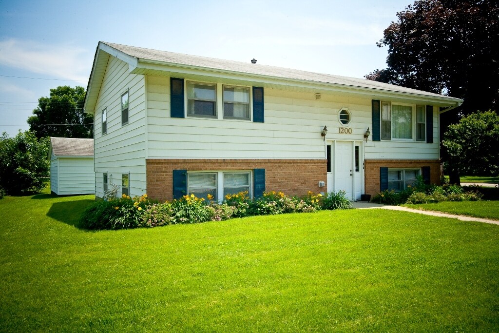 1200 Searle Dr Unit 1, Normal, IL 61761 Apartments in Normal, IL