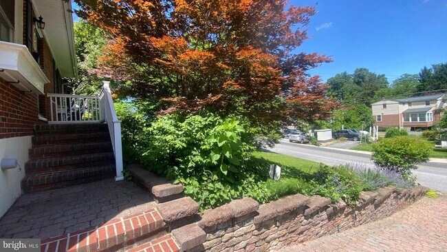 Foto del edificio - 417 W Maple Rd