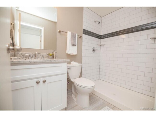 Building Photo - Seville Townhouse 3 bed 2 bath 2 car garage