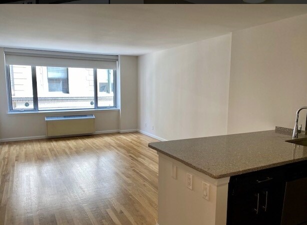 common area - 165 W 21st St