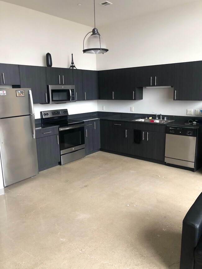 Building Photo - 611 W National Ave