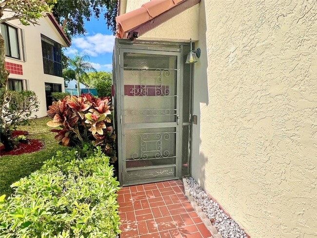 Building Photo - 10771 Palm Lake Ave