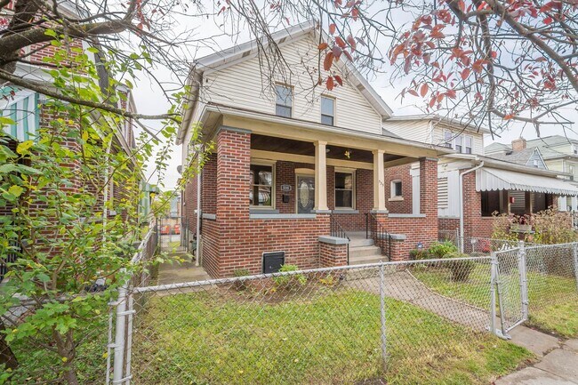 Foto del edificio - BEAUTIFUL 5 BEDROOM HOUSE!! HARDWOOD FLOOR...