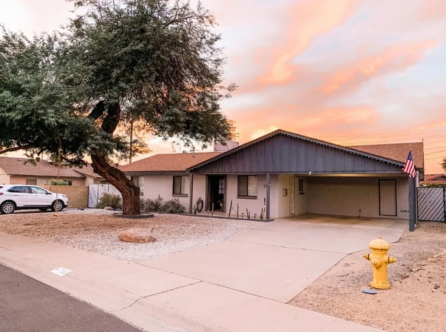 Building Photo - 715 E Cavalier Dr