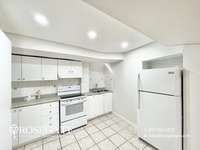 Photo du bâtiment - Bright 2-Bedroom Basement Apartment with Parking in Richmond Hill