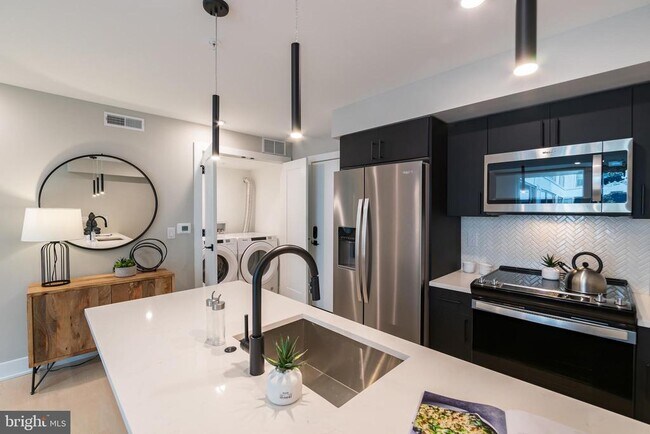 Foto del edificio - 6604 Ridge Ave