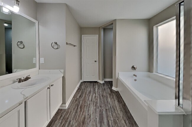 Foto del edificio - 2714 Woodspring Forest Dr