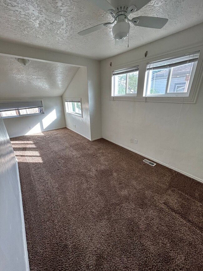 Building Photo - 2 bedroom 1 bath super cute cottage / Less than a mile from Northwest Nazarene, great location!