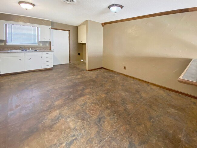 Building Photo - 708 East Sunset Drive