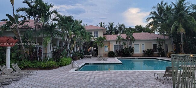 Foto del edificio - 2494 Centergate Dr