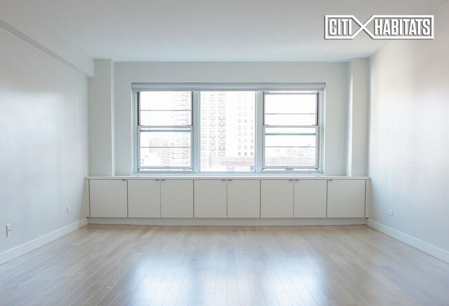 Building Photo - 245 E 80th St