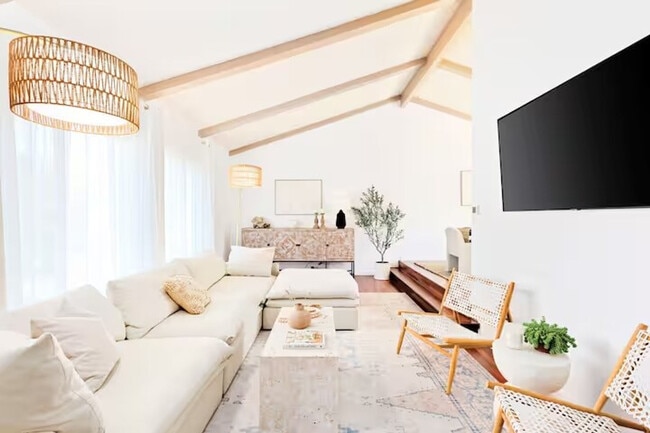 Building Photo - 14261 Mango Dr