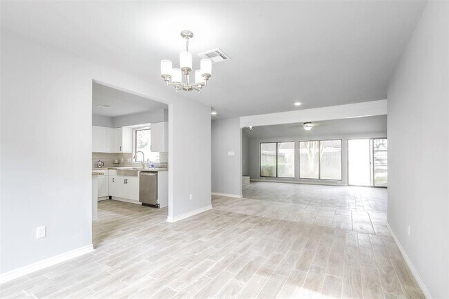 Building Photo - 15618 Pine Mountain Dr