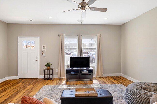 Foto del edificio - Individual Leases In Remodeled Clover Valley Townhome