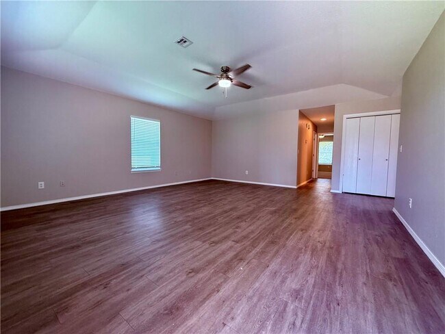 Building Photo - 2107 Oakwood Ave