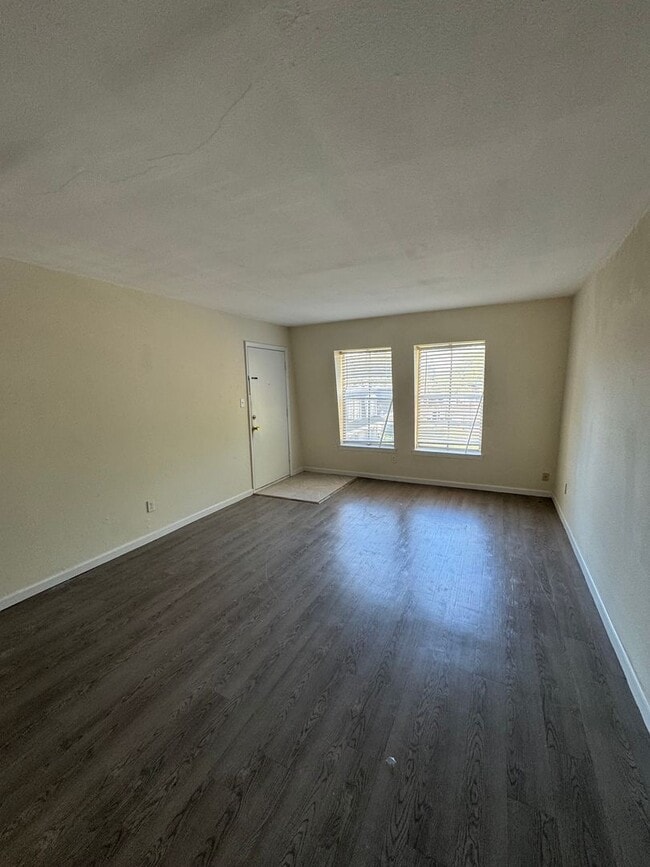 Building Photo - Spacious & Stylish Condo in Chateau DeVille – A Rare Find!