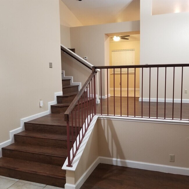 Foto del edificio - 921 N Armstrong Ave