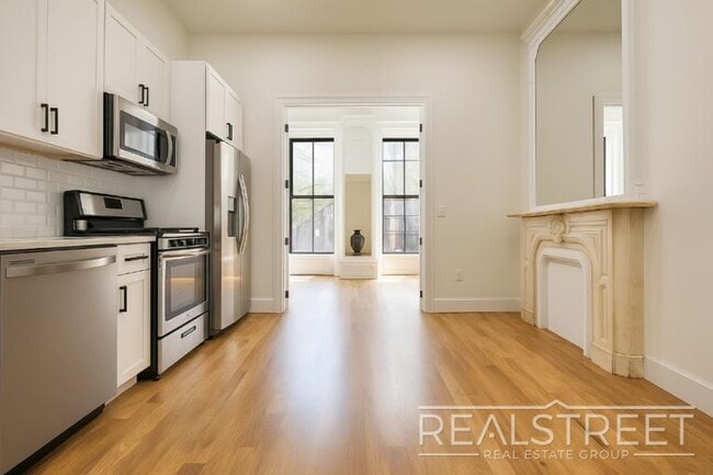Foto del edificio - NEW & Charming 3 Bed Parlor Floor-through ...