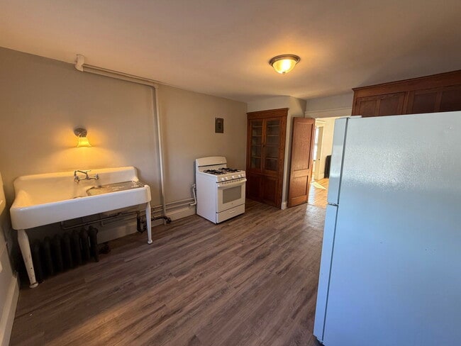 Building Photo - 248-250 N Main St