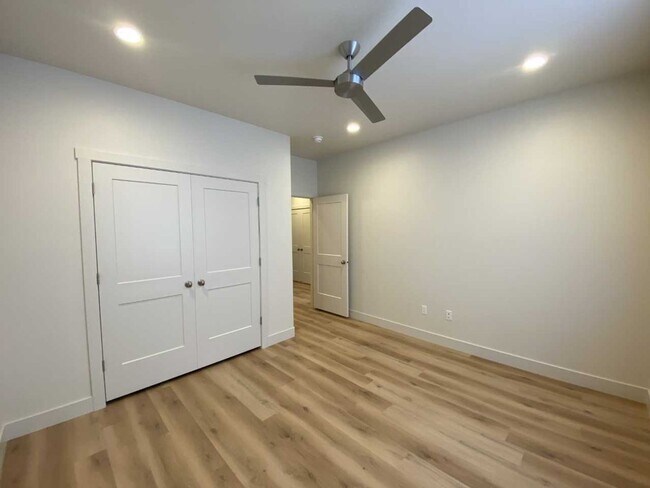 Building Photo - 674 E Raintree Ln