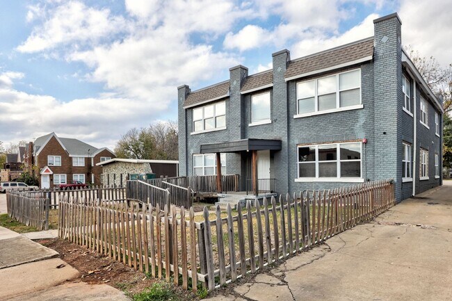 Building Photo - Bright & Stylish 2-Bedroom Close to the Plaza District