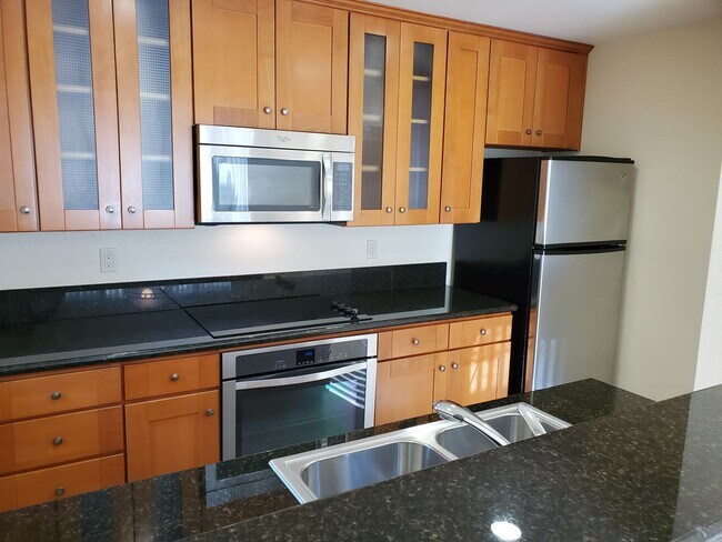 Building Photo - Villa La Jolla condominium, 2 pools and gr...