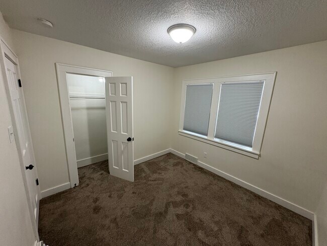 Building Photo - 516 Cutler St