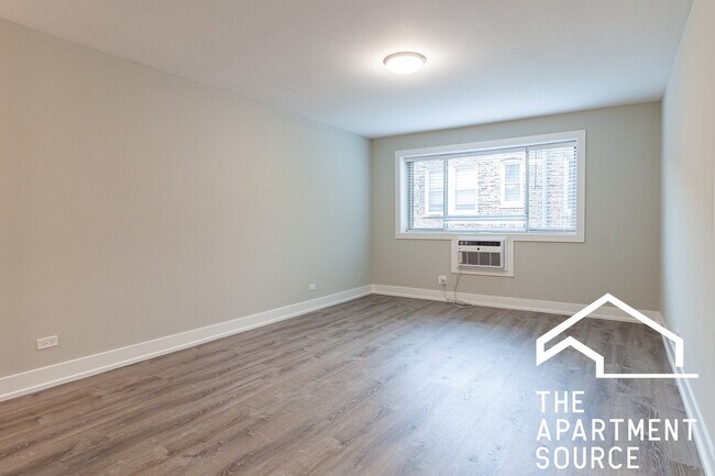 Photo - 530 W Surf St (Chicago, IL) Apartment