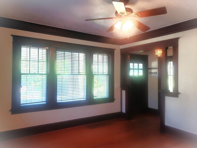 Building Photo - Charming Home Near Downtown Milwaukie