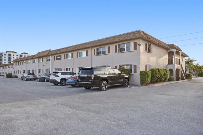Building Photo - 600 SW 2nd Ave