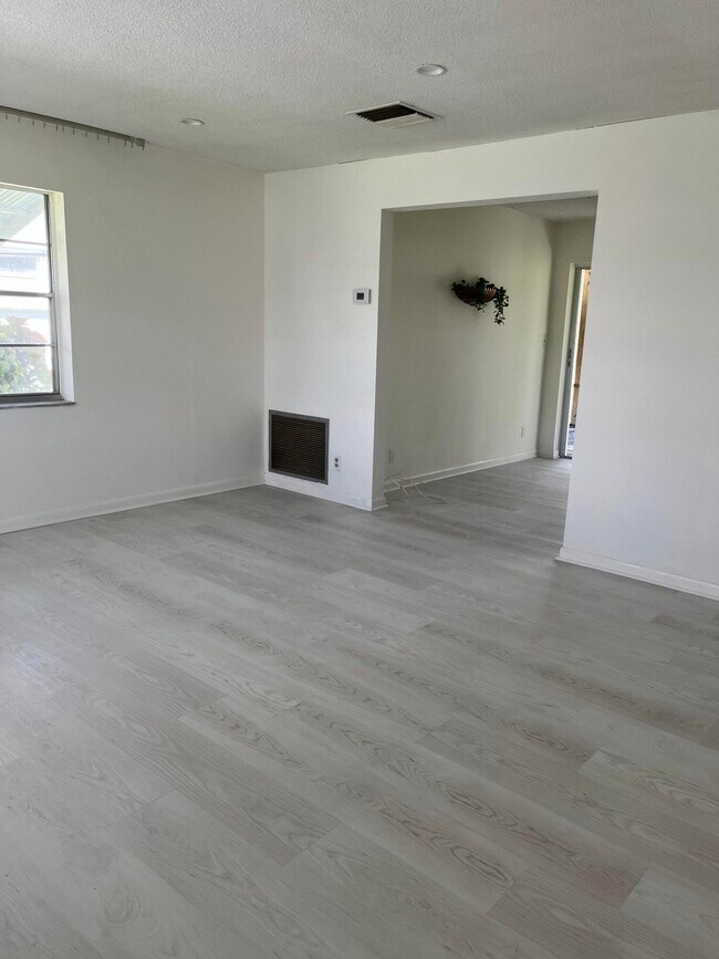 Foto del edificio - 807 SW 6th Ave