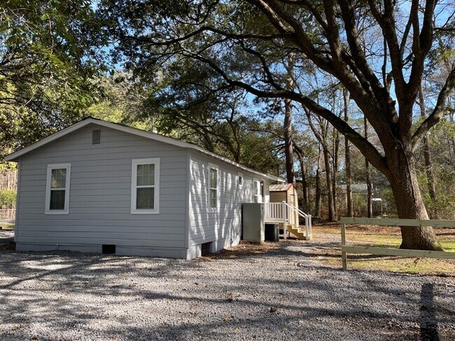 Foto del edificio - FULLY FURNISHED 408 Miles Road