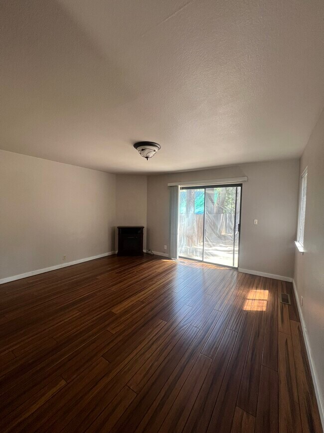 Building Photo - 3364 Treehaven Dr