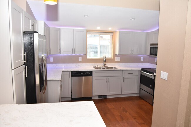 Foto del edificio - Charming 3 bedroom 2.5 bath Craftsman Home...