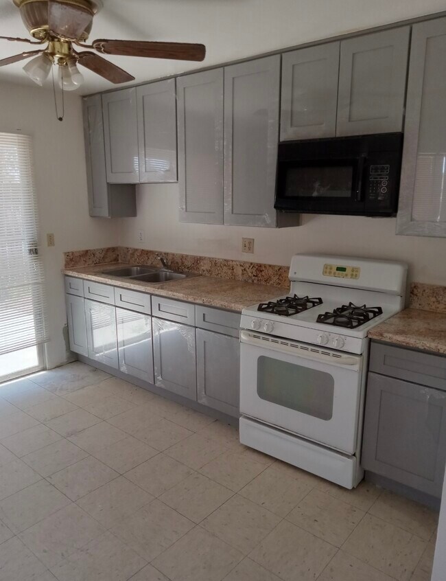 Foto del edificio - 41900-41960 Acacia Ave