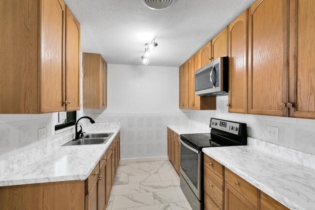 Building Photo - 10625 Bresslyn Blvd